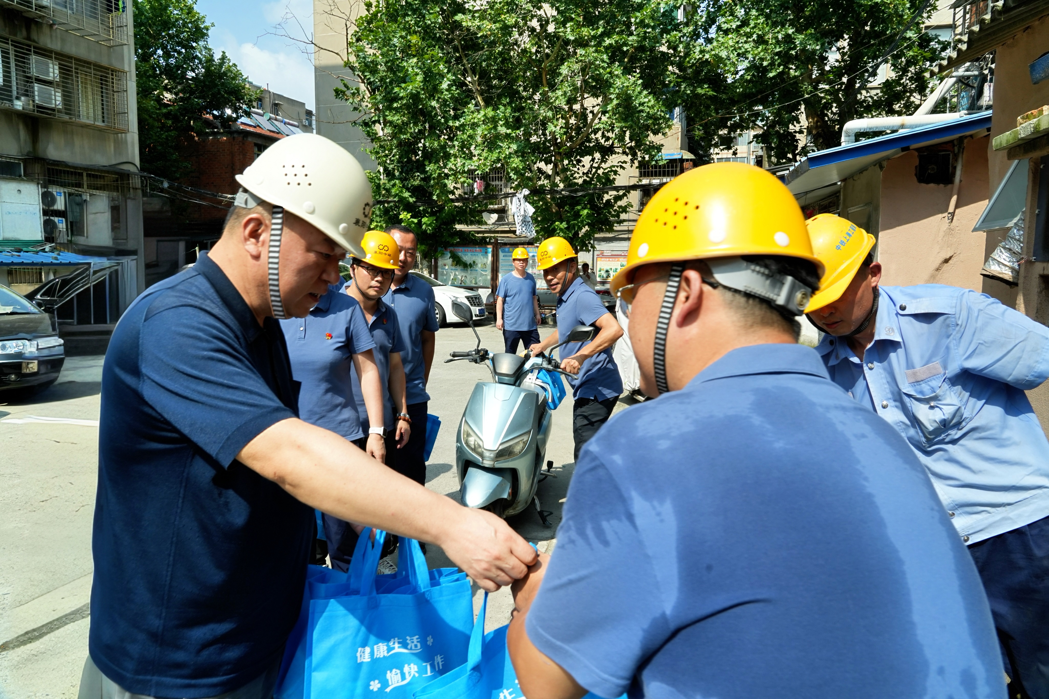 高溫下你在堅守  酷暑里我送清涼  ——襄陽中環(huán)水務有限公司工會開展“送清涼” 慰問一線職工活動